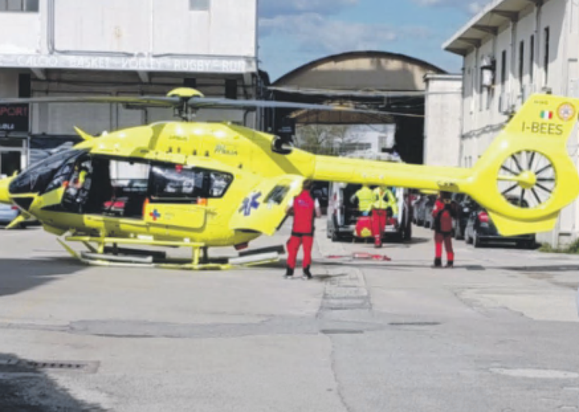 Cade dal rimorchio, grave autotrasportatore di 37 anni 