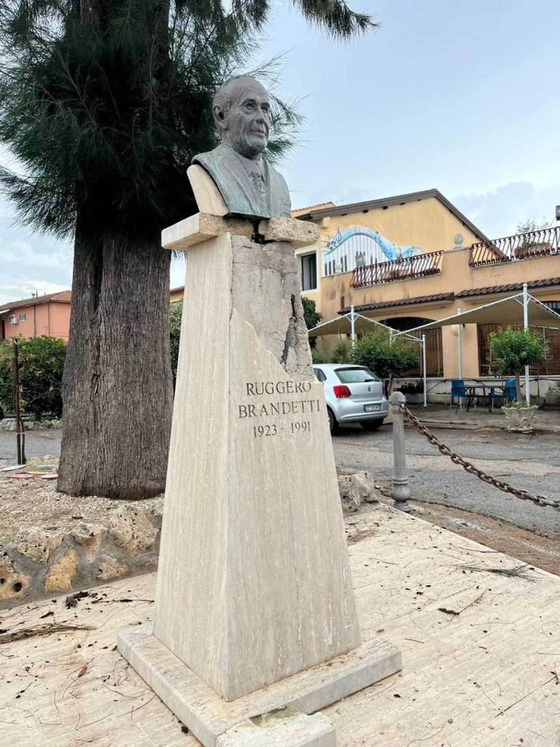 Cade una saetta, danneggiata la statua di Ruggero Brandetti a Campoverde