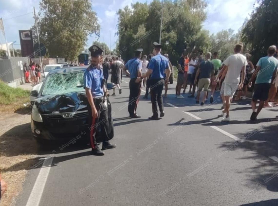 Auto travolge alcuni passanti, un morto e un ferito