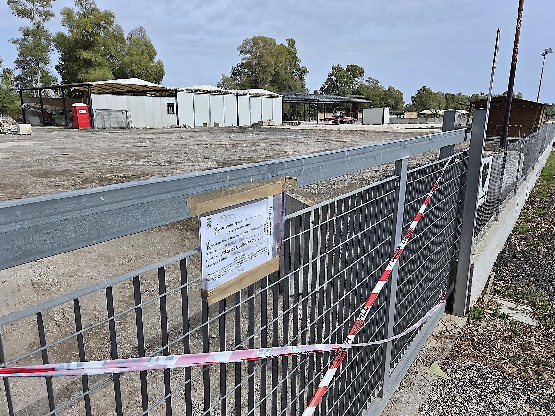 Parco giochi e tre capannoni in zona agricola, scatta il sequestro