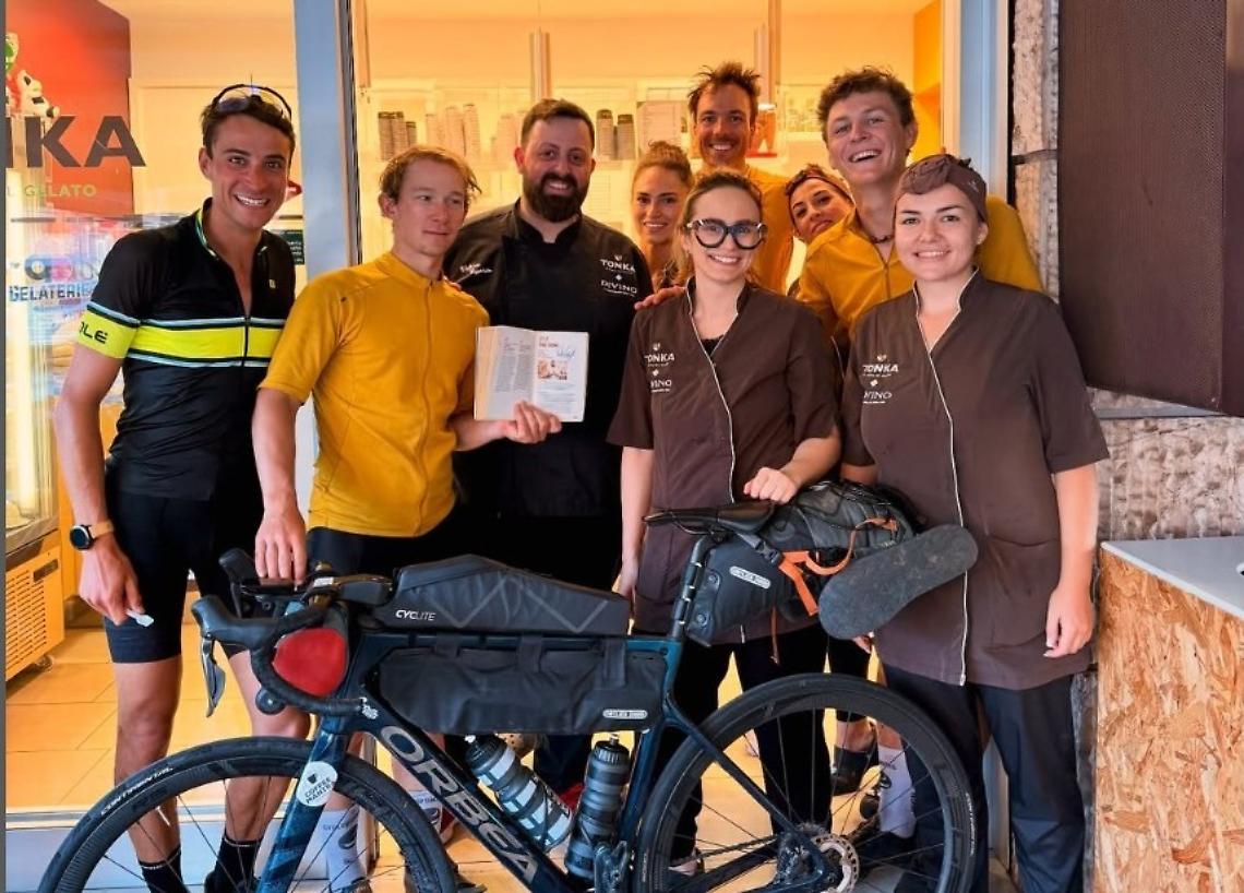 In bici della Svizzera per il giro d'Italia delle gelaterie, il tour fa tappa anche ad Aprilia