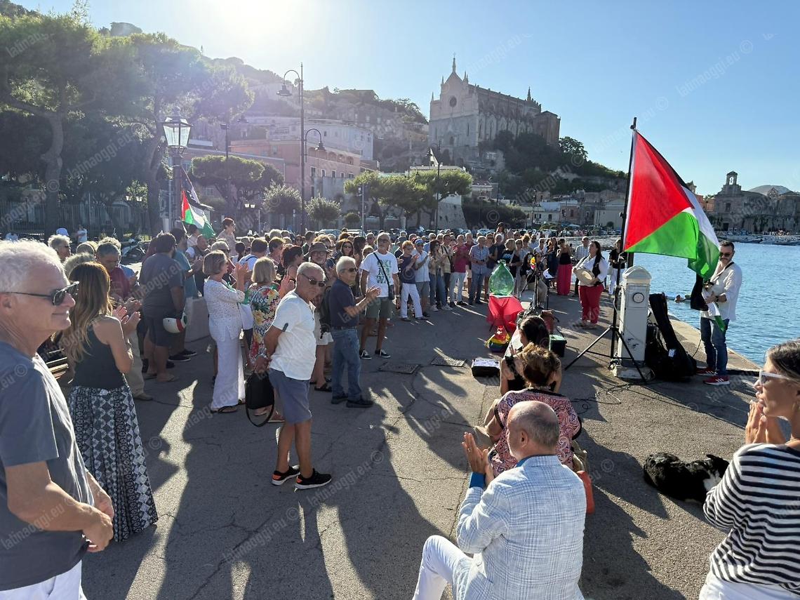 Solidarietà a Gaza, dalla banchina caboto messaggi di pace in bottiglia