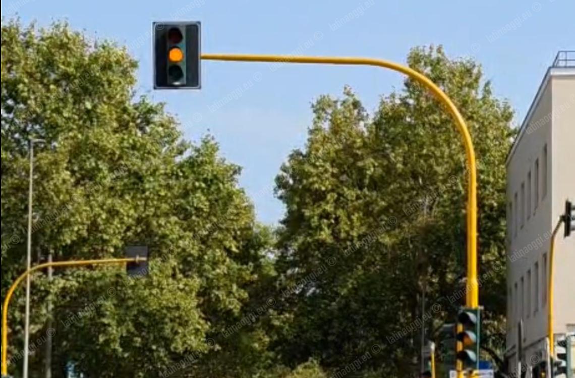 Tre settimane col semaforo lampeggiante: "In attesa di una scheda nuova"
