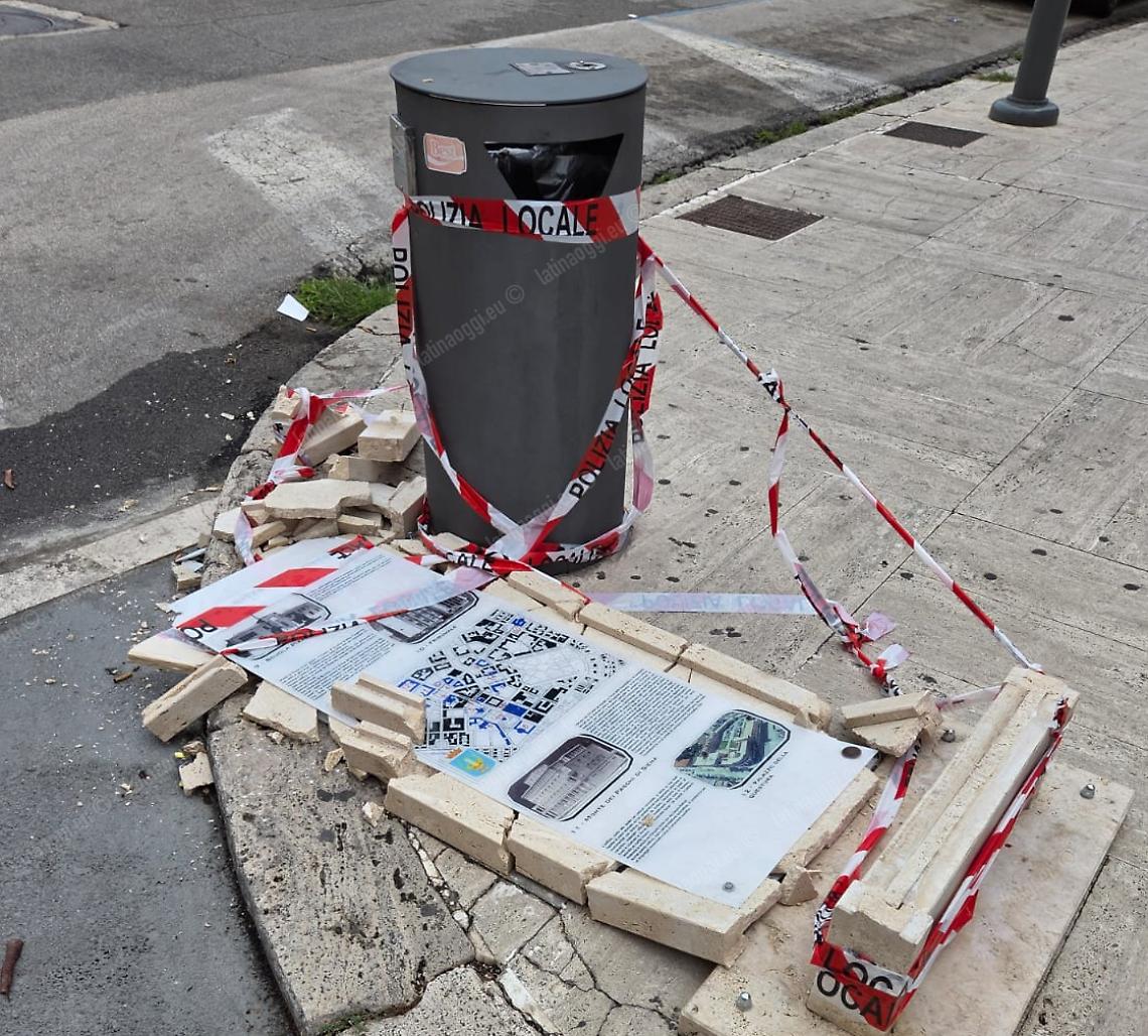 Totem di marmo infranto in zona pedonale, identificati quattro minorenni