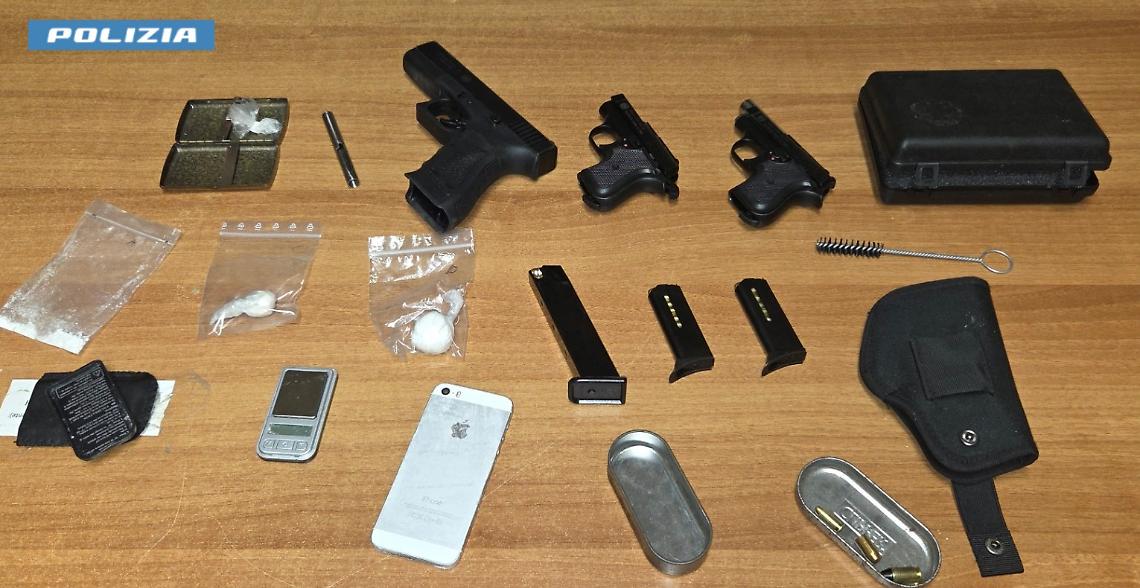 Bloccato a Cisterna con pistole scacciacani modificate e droga, arrestato un uomo di Latina