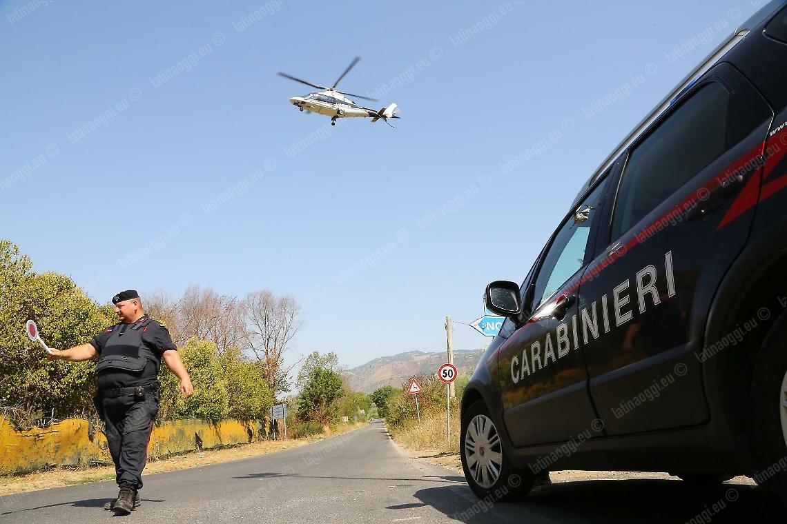Folle fuga dopo il furto in casa, i ladri si schiantano nel fiume e scappano a piedi