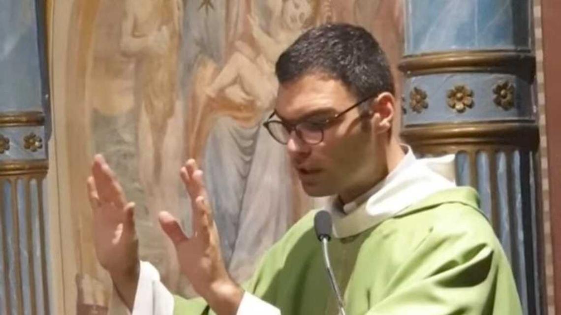 Terracina, raccolta firme e appello al vescovo: tutti contro il trasferimento di don Fabrizio Cavone