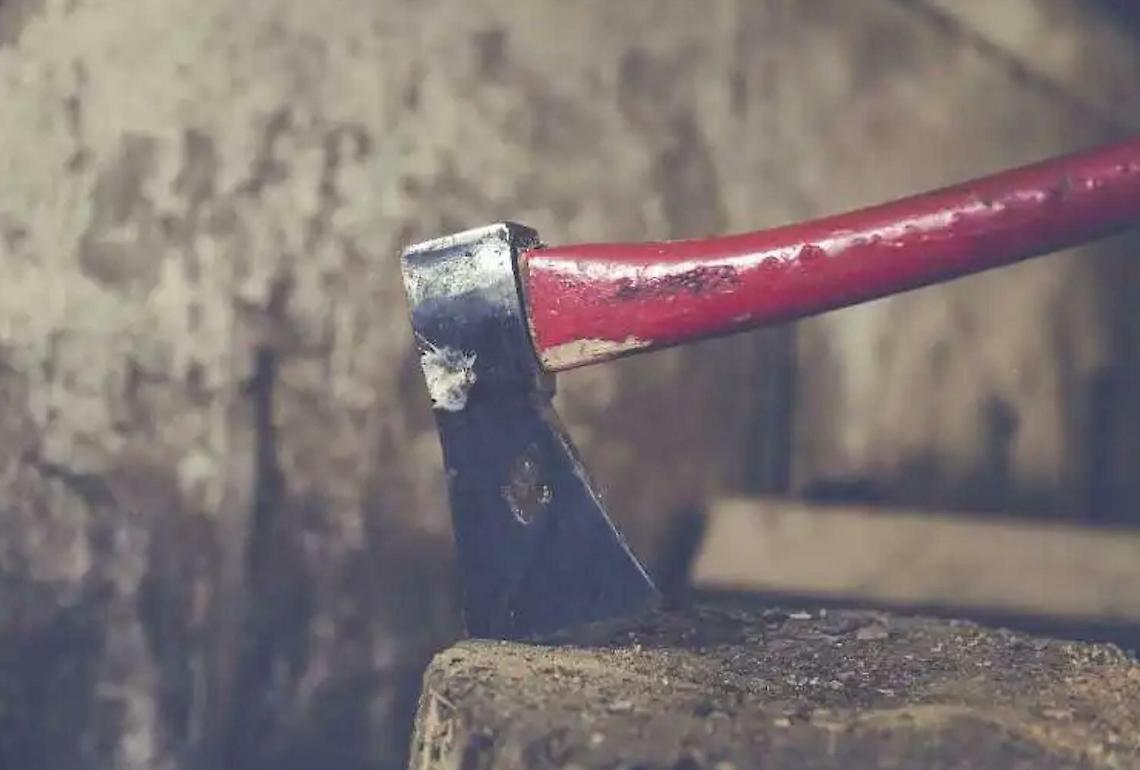 "Perseguita mia figlia". E gli tira un colpo d'accetta in testa. Arrestato per tentato omicidio
