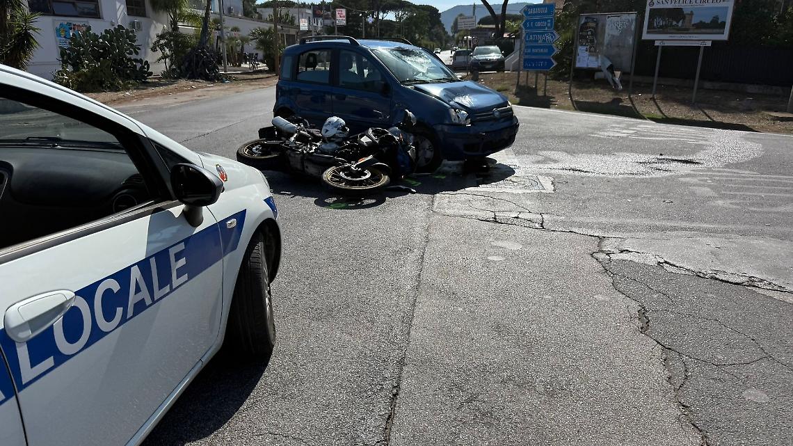 Incidente tra auto e scooter, un codice rosso