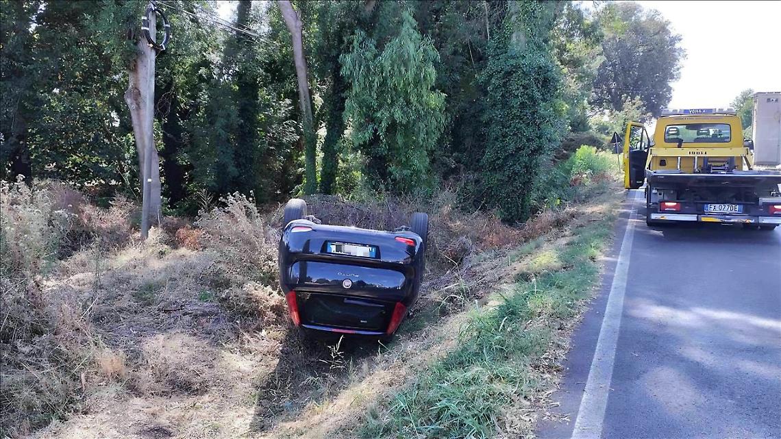 L'auto sbanda e si ribalta fuori strada, paura per quattro ventenni