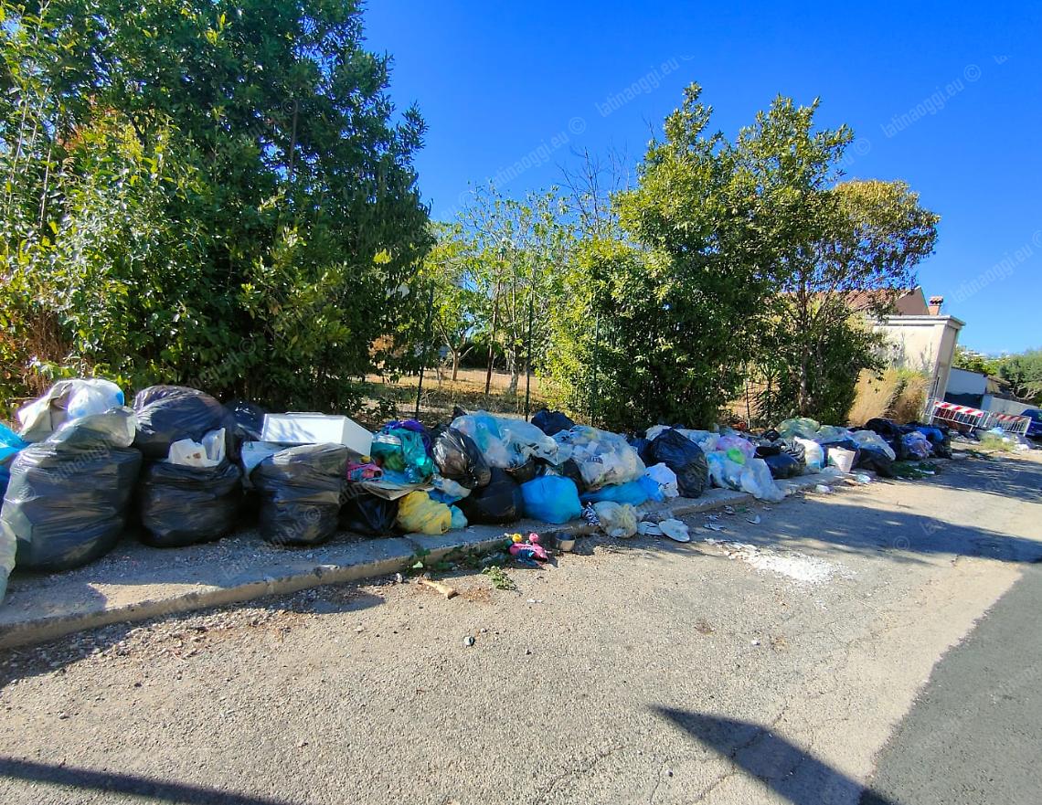 Cumuli di rifiuti in strada: i residenti lanciano l’allarme