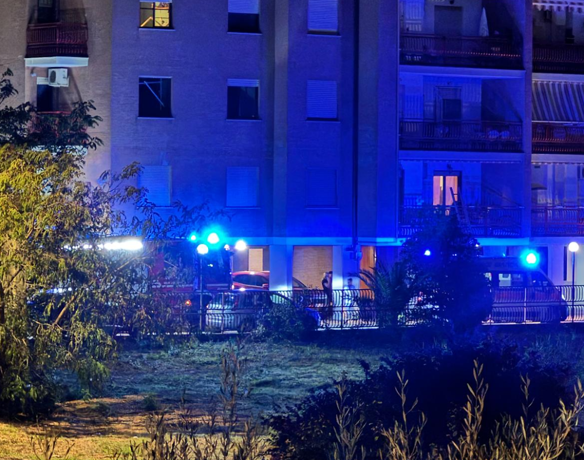 I vicini non la vedevano da giorni, era morta in casa da due settimane