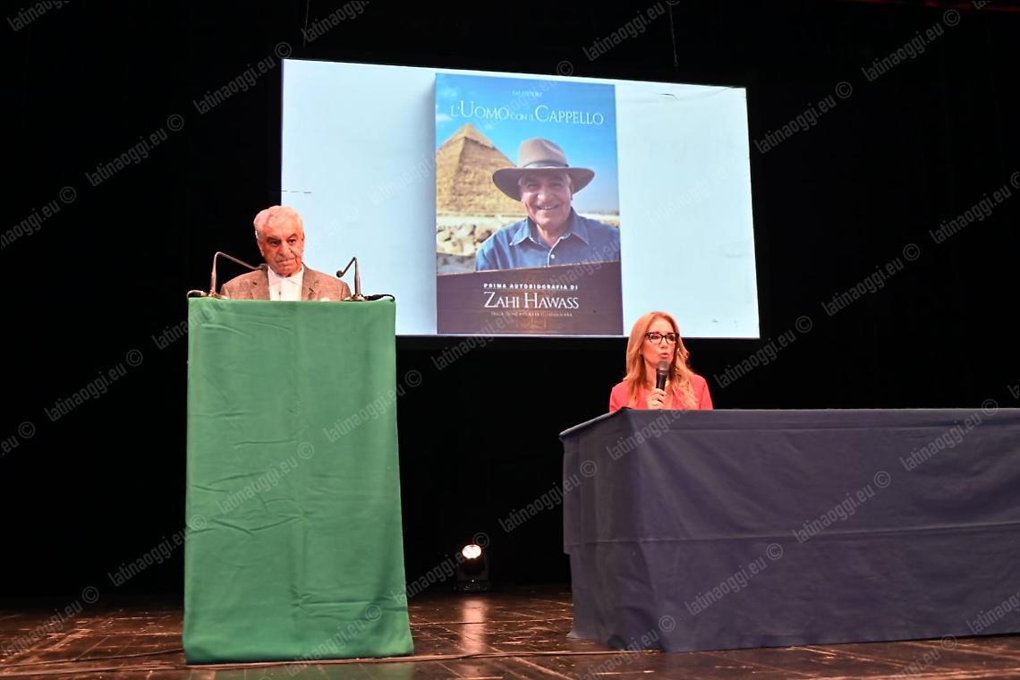Zahi Hawass incanta il teatro D’Annunzio