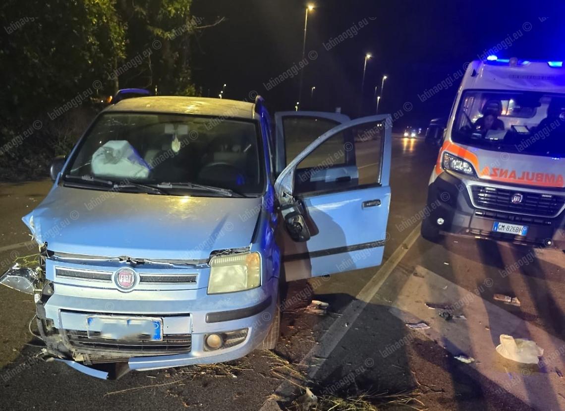 Incidente sulla Nettunense, con l'auto prende un albero e poi invade la corsia opposta