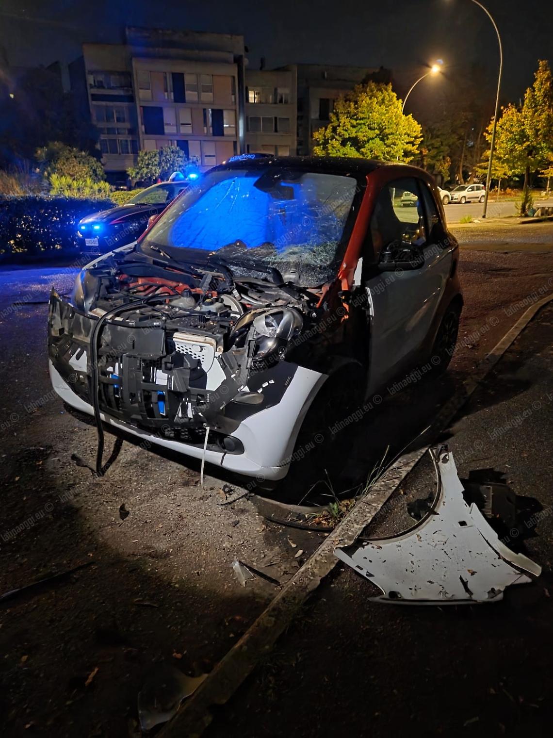 Auto devastata dalla bomba: un testimone li ha visti fuggire