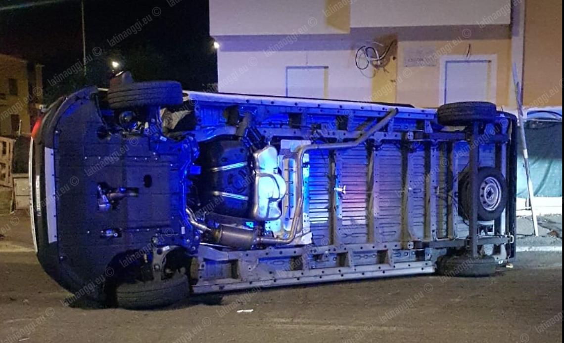Furgone che trasporta cornetti e dolci si ribalta in centro 