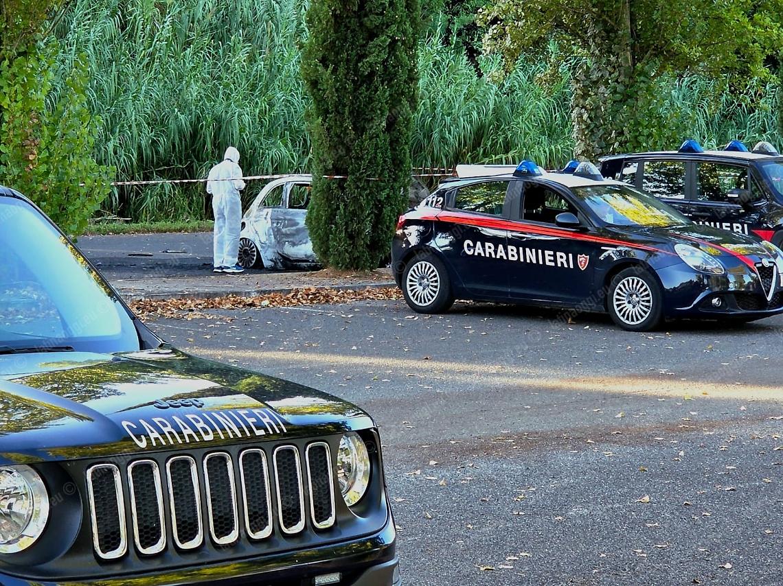 Carbonizzato in auto, tragedia ripresa dalle telecamere