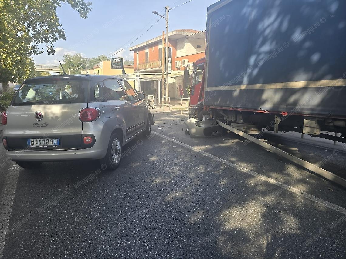 Incidente sulla Nettunense tra camion e auto, un ferito