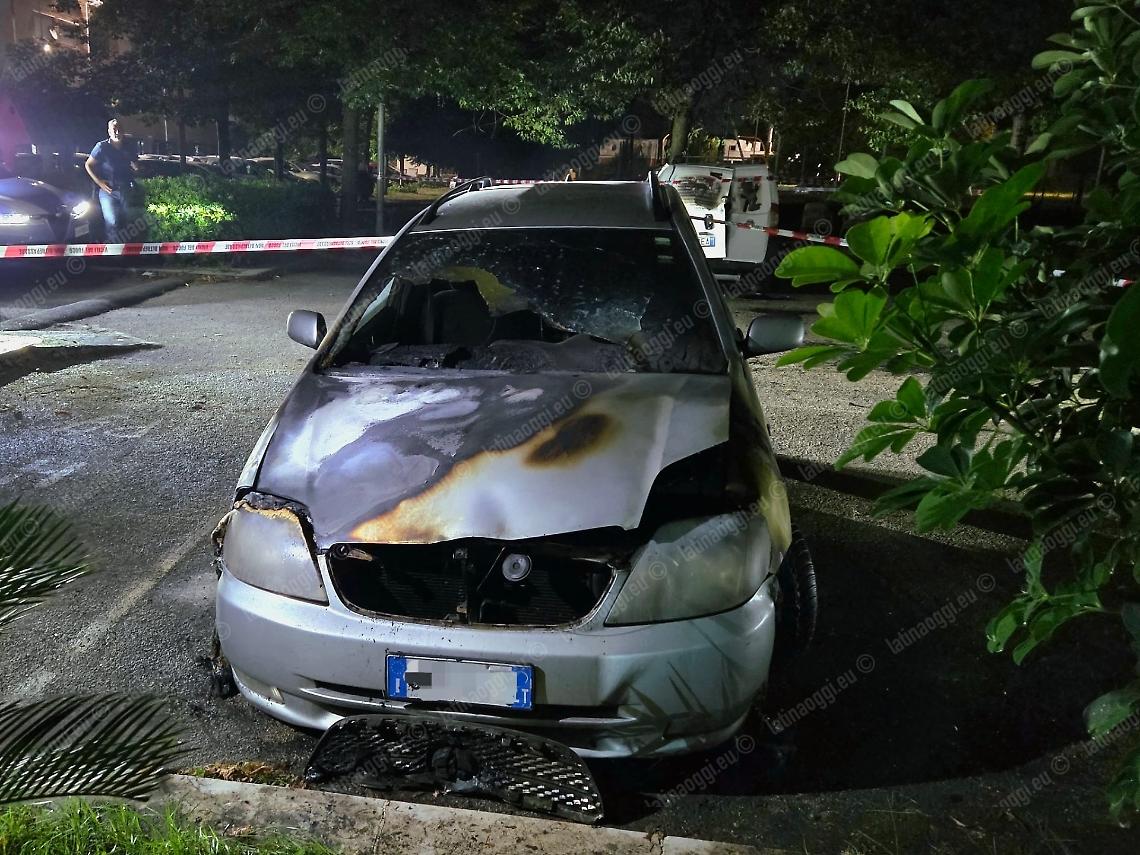 Primi sospetti per l'auto in fiamme alle case Arlecchino