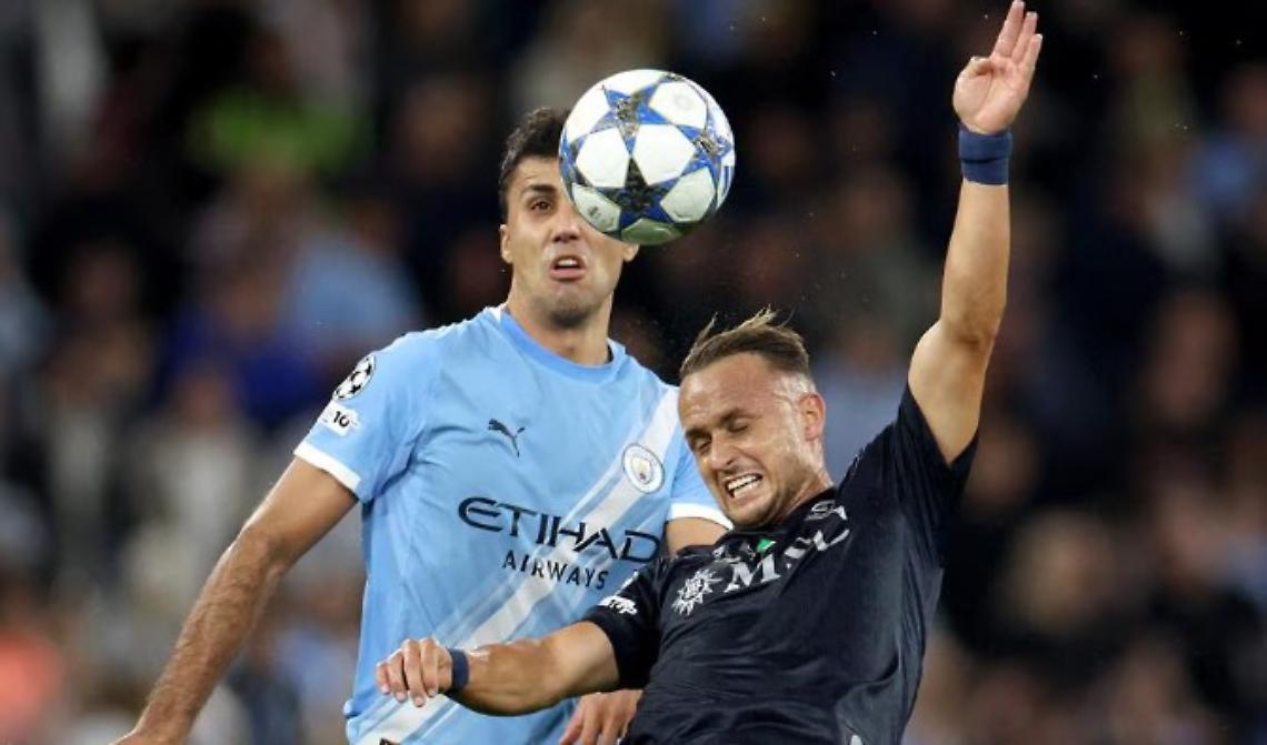 Il Napoli in dieci resiste un'ora al Manchester City, poi deve arrendersi