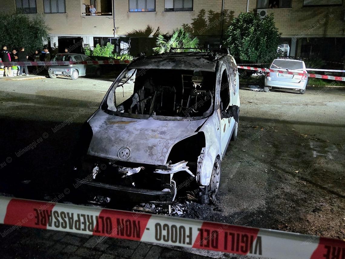Furgone distrutto dalla bomba, il sindaco Celentano incontra l'idraulico Mirko