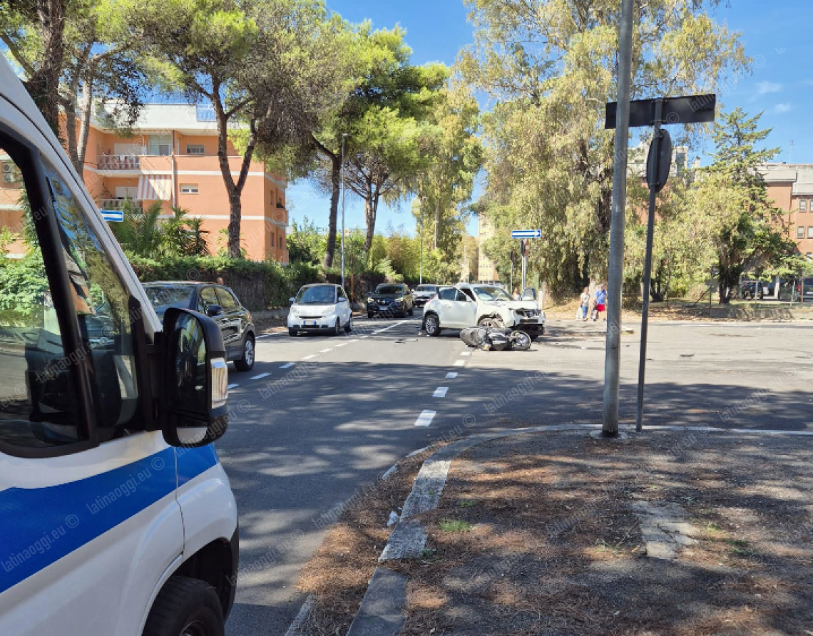 Incidente tra auto e scooter, grave un 68enne