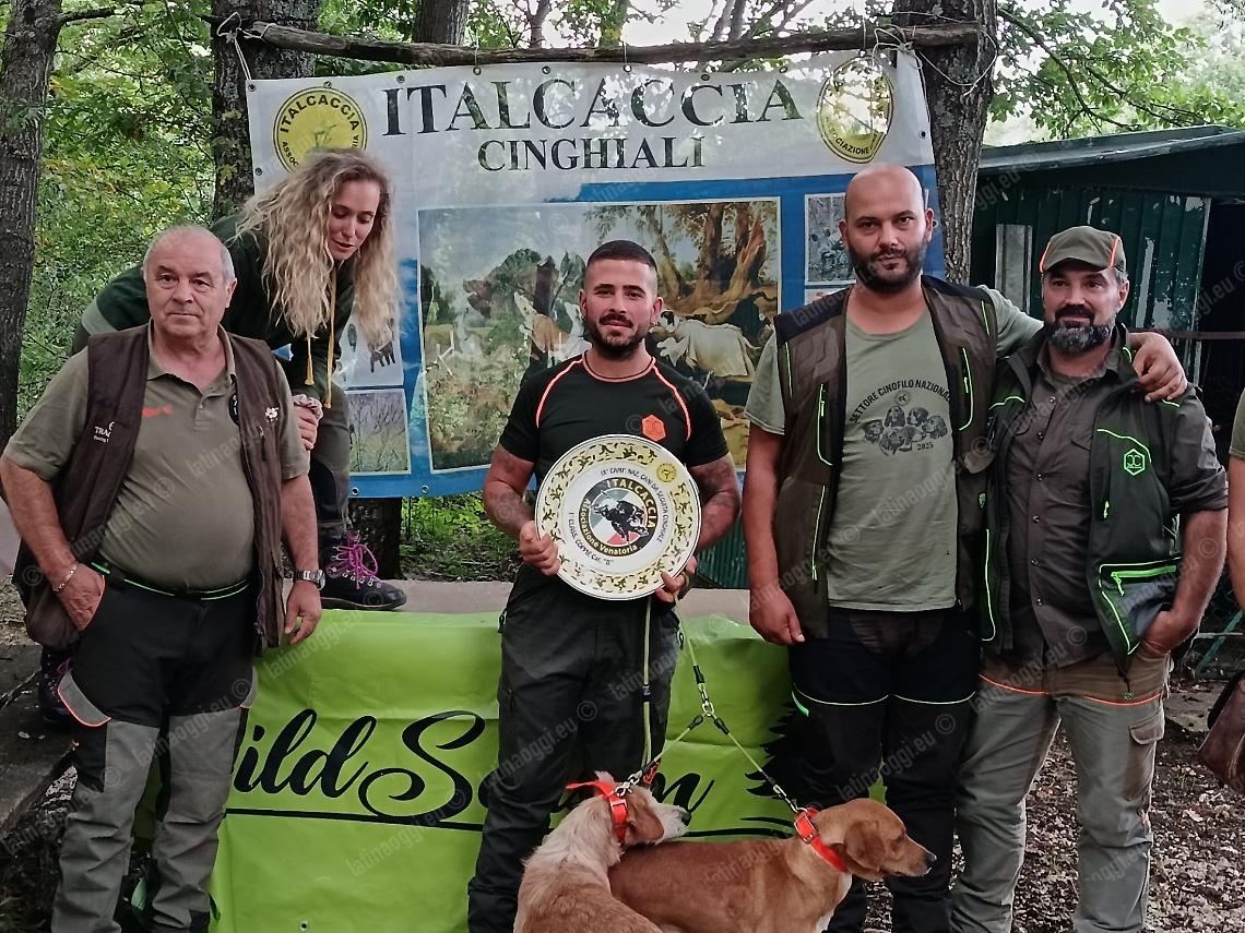 Alessandro Bernabei e i suoi cani vincono il campionato italiano di caccia da seguita al cinghiale 