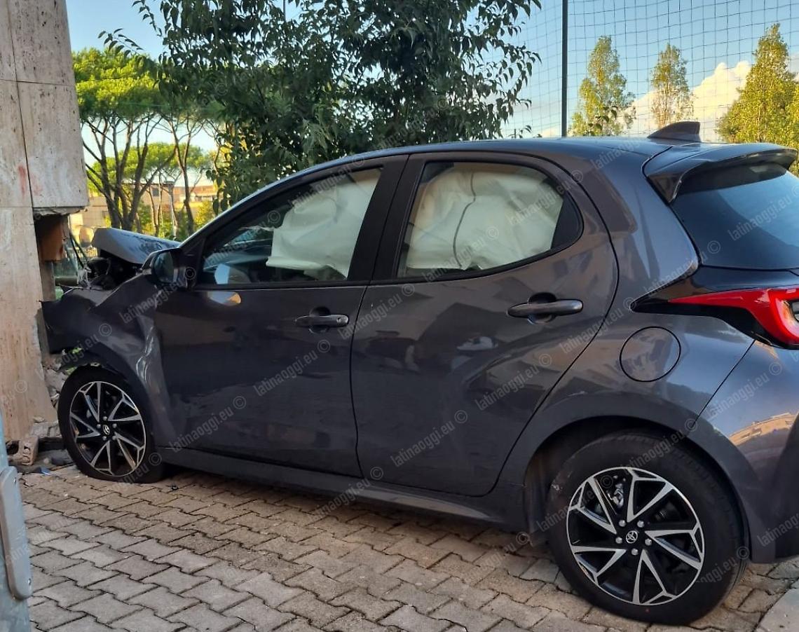 Anziano di 88 anni sbaglia manovra e finisce con l'auto contro una colonna