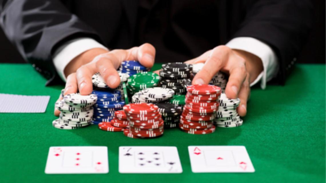 Poker e strategie dei media per analizzare il processo decisionale negli affari pubblici