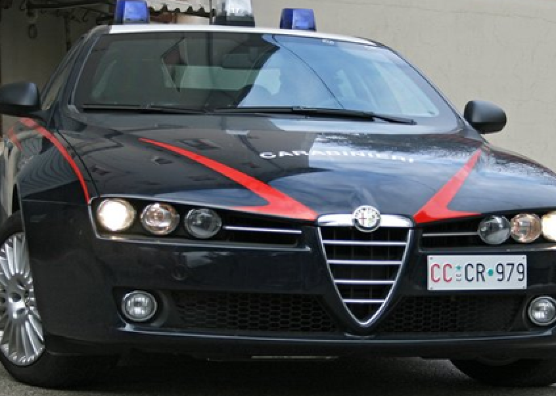 Con l'auto centra un palo della luce, era ubriaco