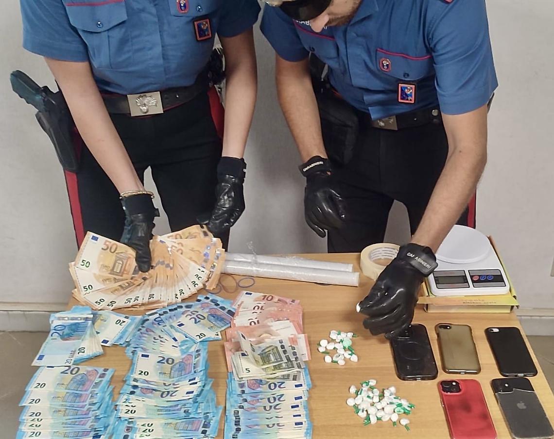 Presi con la cocaina, in casa trovati 8mila euro in contanti: due arresti