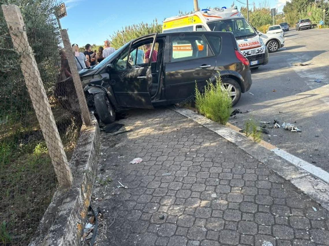 Incidente su via Guardapasso, si schianta contro la recinzione