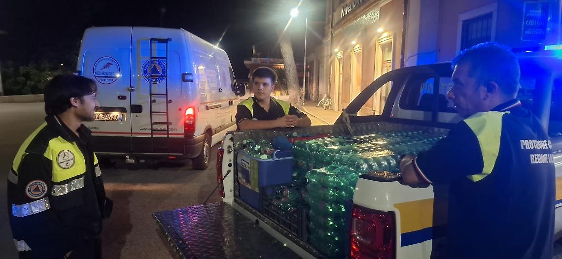 Guasto al treno notturno, la Protezione Civile porta 400 bottiglie d'acqua per i passeggeri