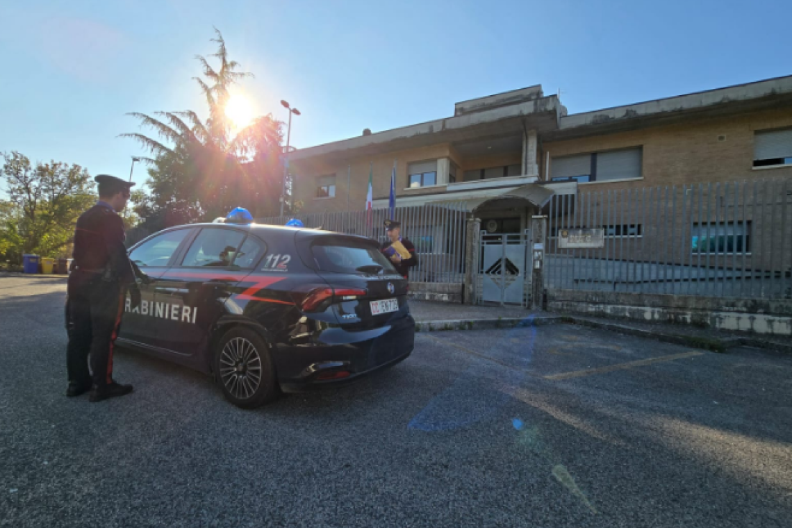 Maltrattamenti, minacce e spari contro familiari: 32enne in arresto