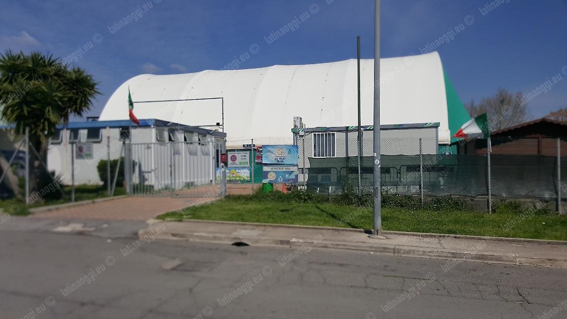Il campo di volley inutilizzato da mesi diventa preda dei senzatetto