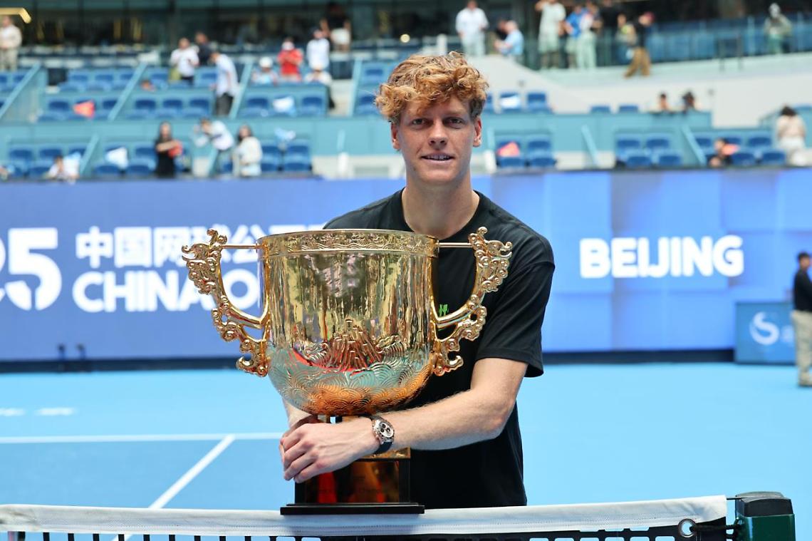 Jannik Sinner trionfa a Pechino per la seconda volta consecutiva