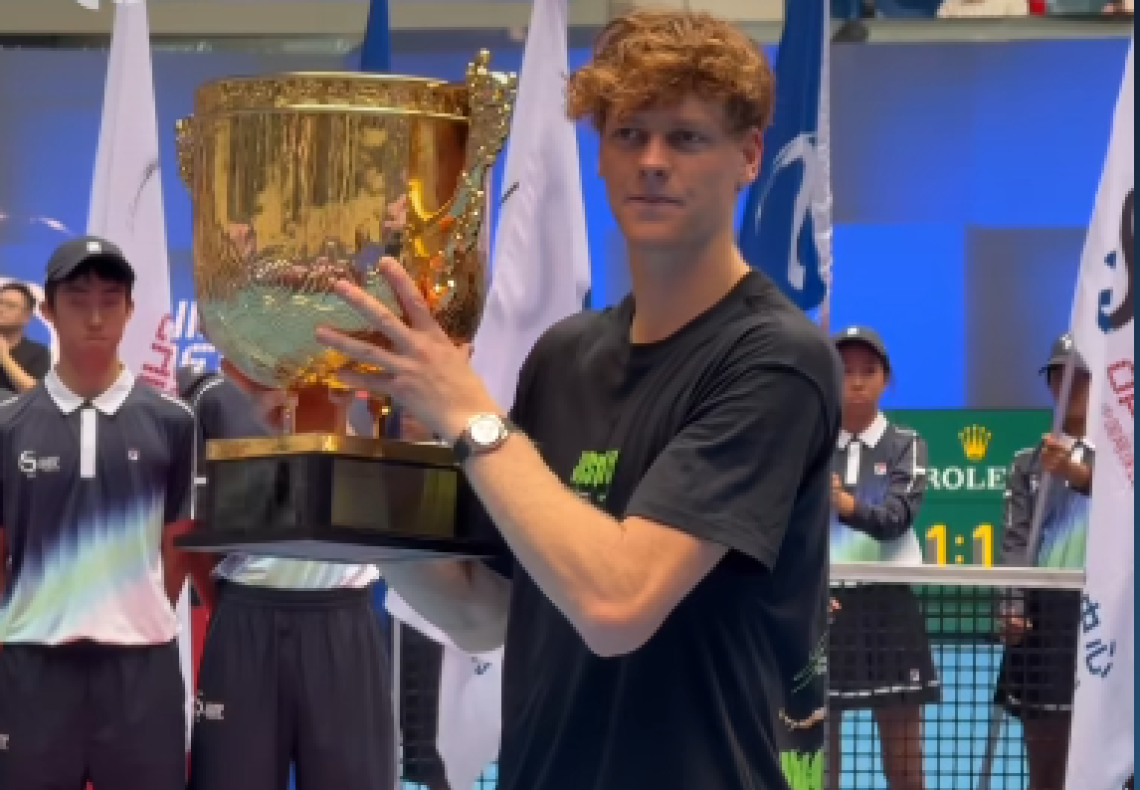 Jannik Sinner trionfa a Pechino per la seconda volta consecutiva