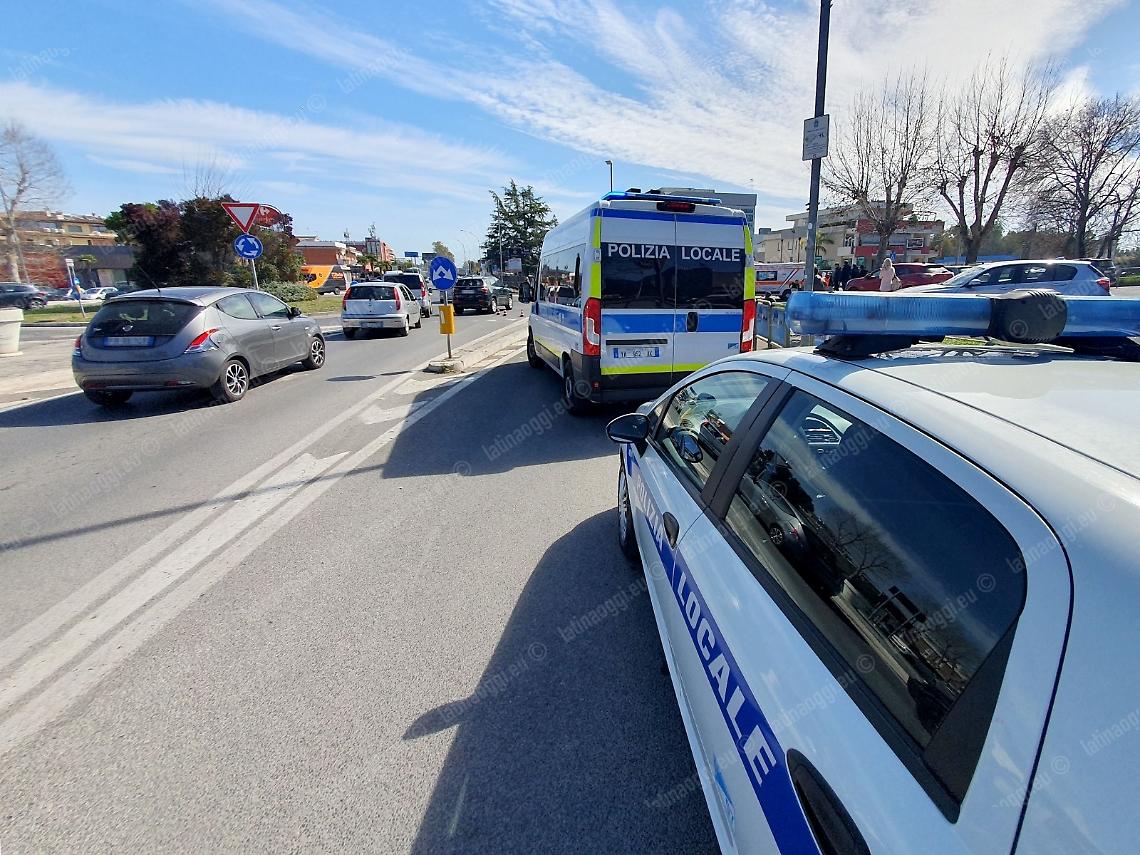 Investita mentre attraversa la strada a piedi, donna soccorsa in codice rosso