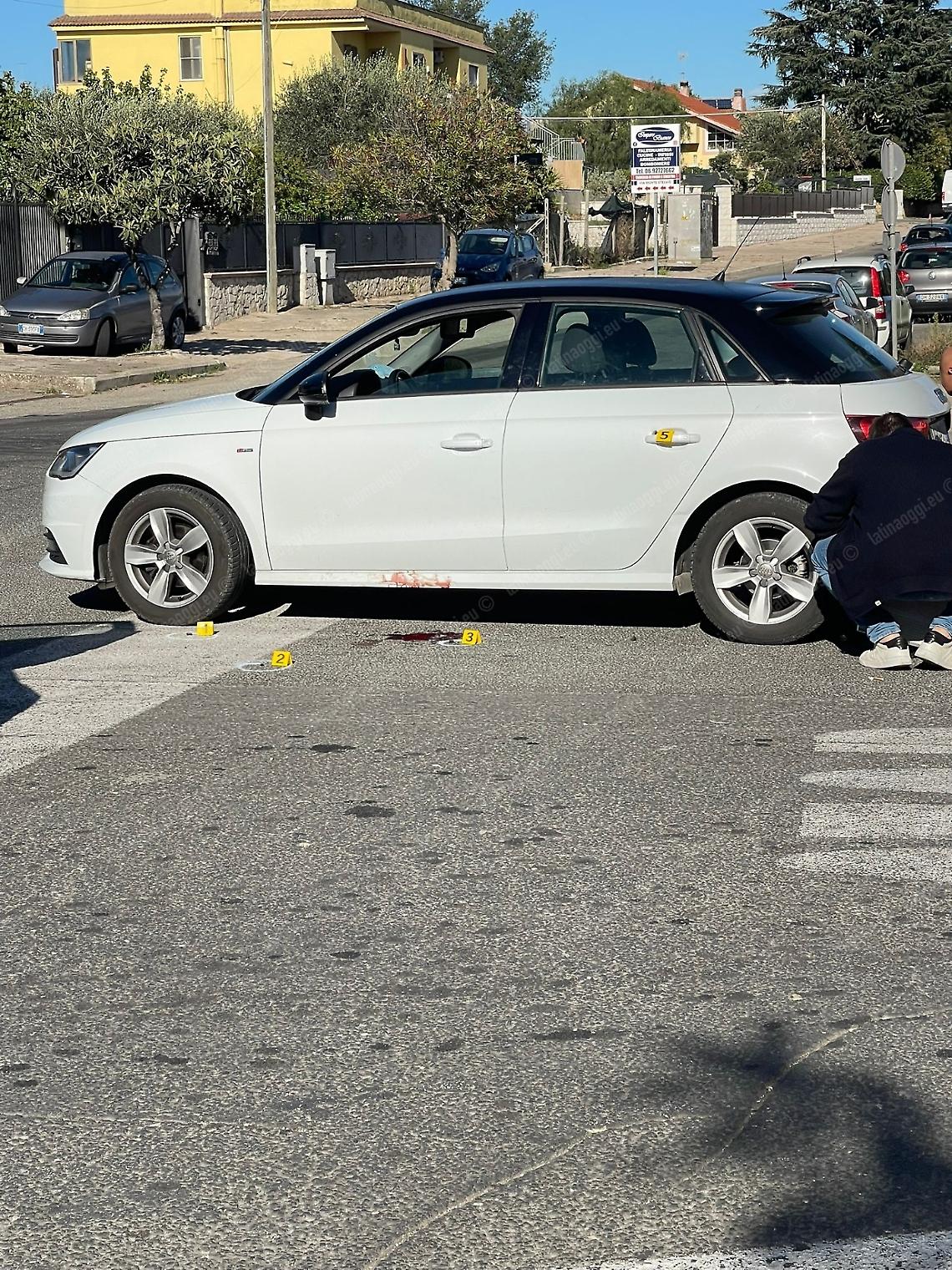 Agguato all’incrocio, cinque colpi di pistola per gambizzarlo