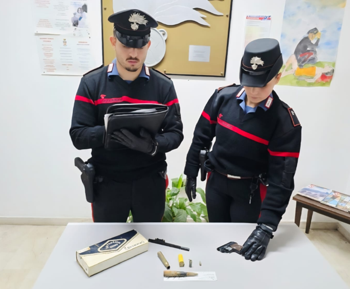 Pistola con matricola abrasa e cartucce nascoste in casa, arrestato un 44enne