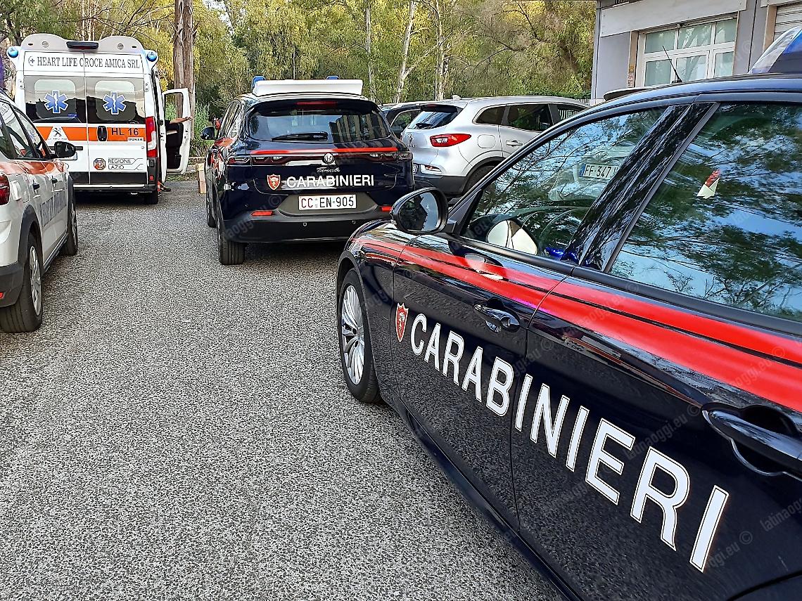 Bussano i carabinieri, evade dai domiciliari e scappa sui tetti 