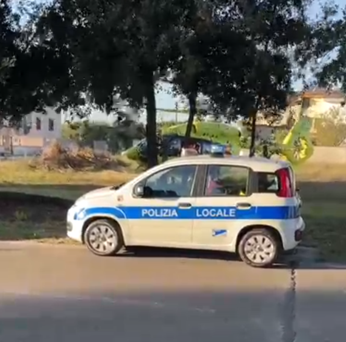 Grave incidente tra Aprilia e Nettuno: auto si schianta contro muro e albero