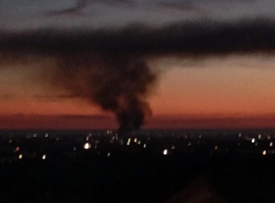  Vasto incendio a Campoleone, fiamme vicino alla Aviogei: allerta per i residenti 