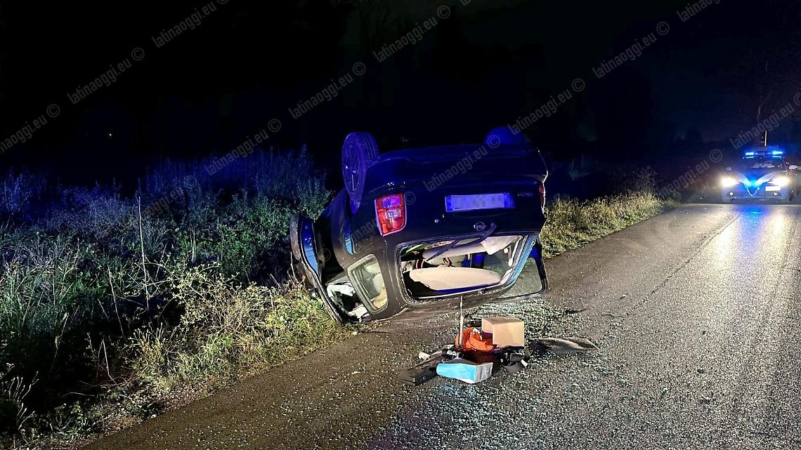 Urta un cartello stradale e si ribalta con l'auto, paura per un 55enne