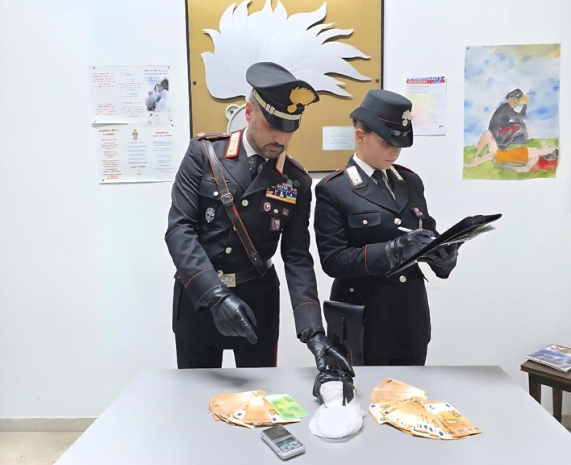 Inseguiti dai carabinieri, gettano mezzo chilo di cocaina dal finestrino dell'auto