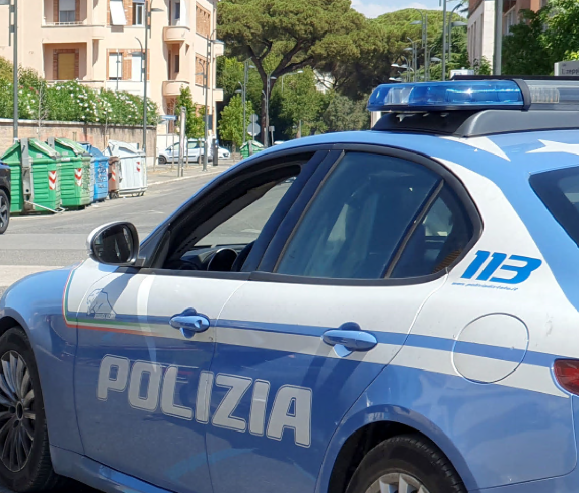 Ruba profumi in un supermercato, arrestato 24enne straniero