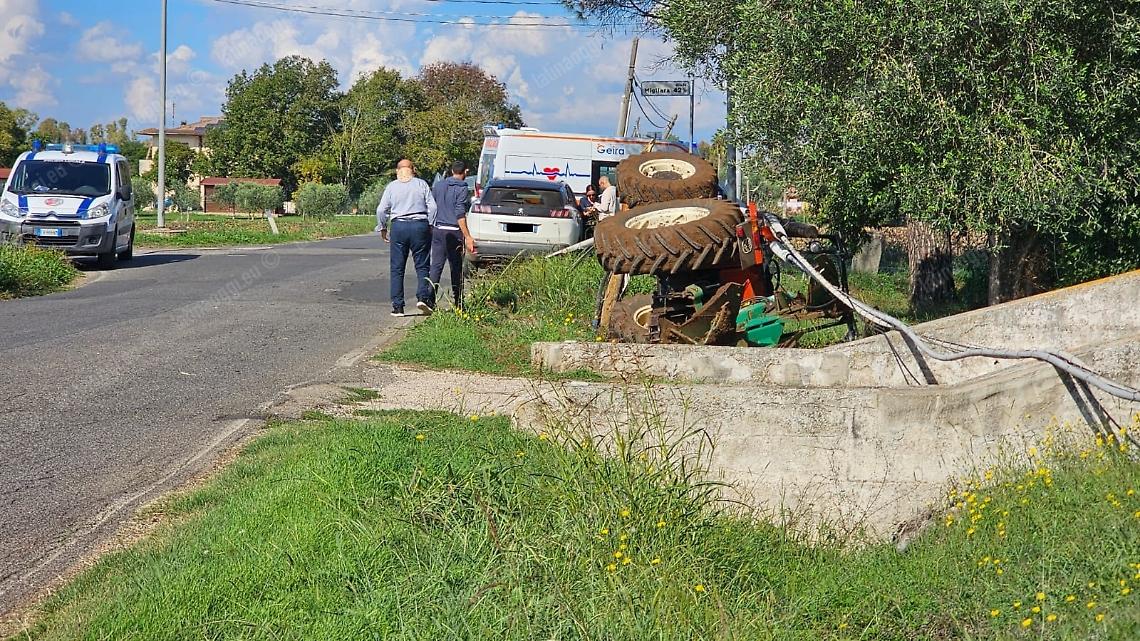 Trattore si ribalta in via Trasversale, un ferito