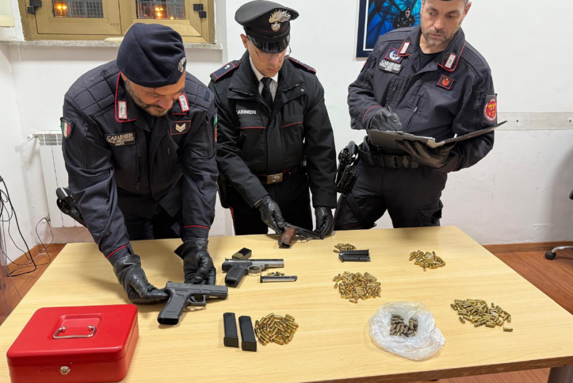 Tre pistole e un vero e proprio arsenale nascosto in balcone: 2 arresti