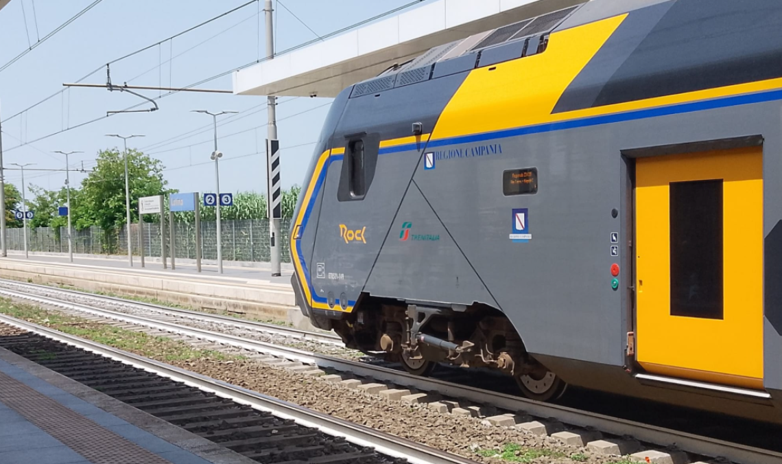 Palpeggia una donna sul treno, 85enne a processo