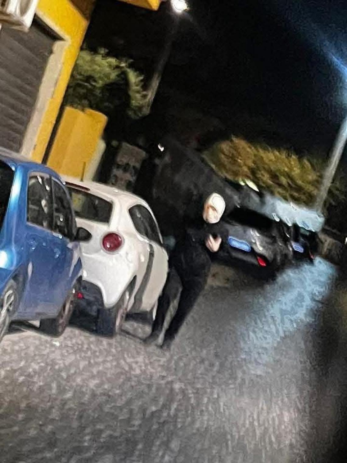 Uomo mascherato terrorizza i ragazzi